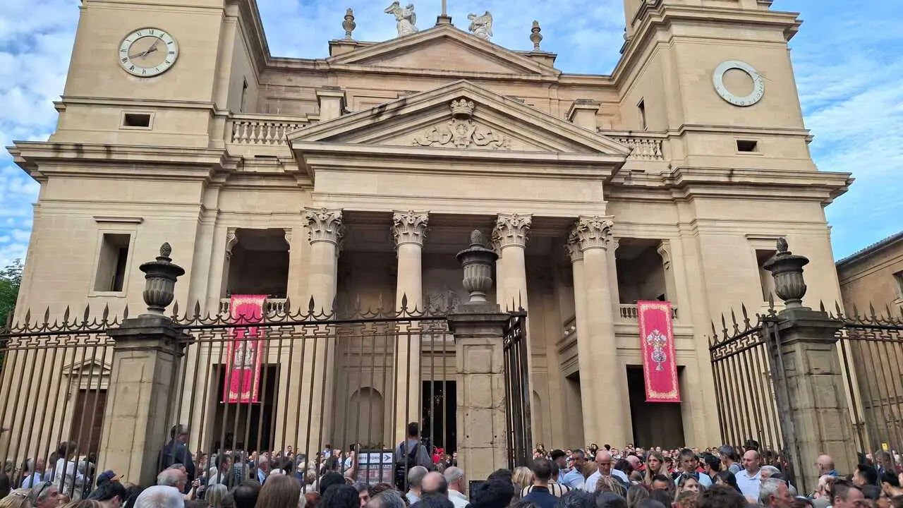 Una multitud espera en el exterior de la Catedral de Pamplona durante el funeral por los cinco polic&iacute;as forales fallecidos.