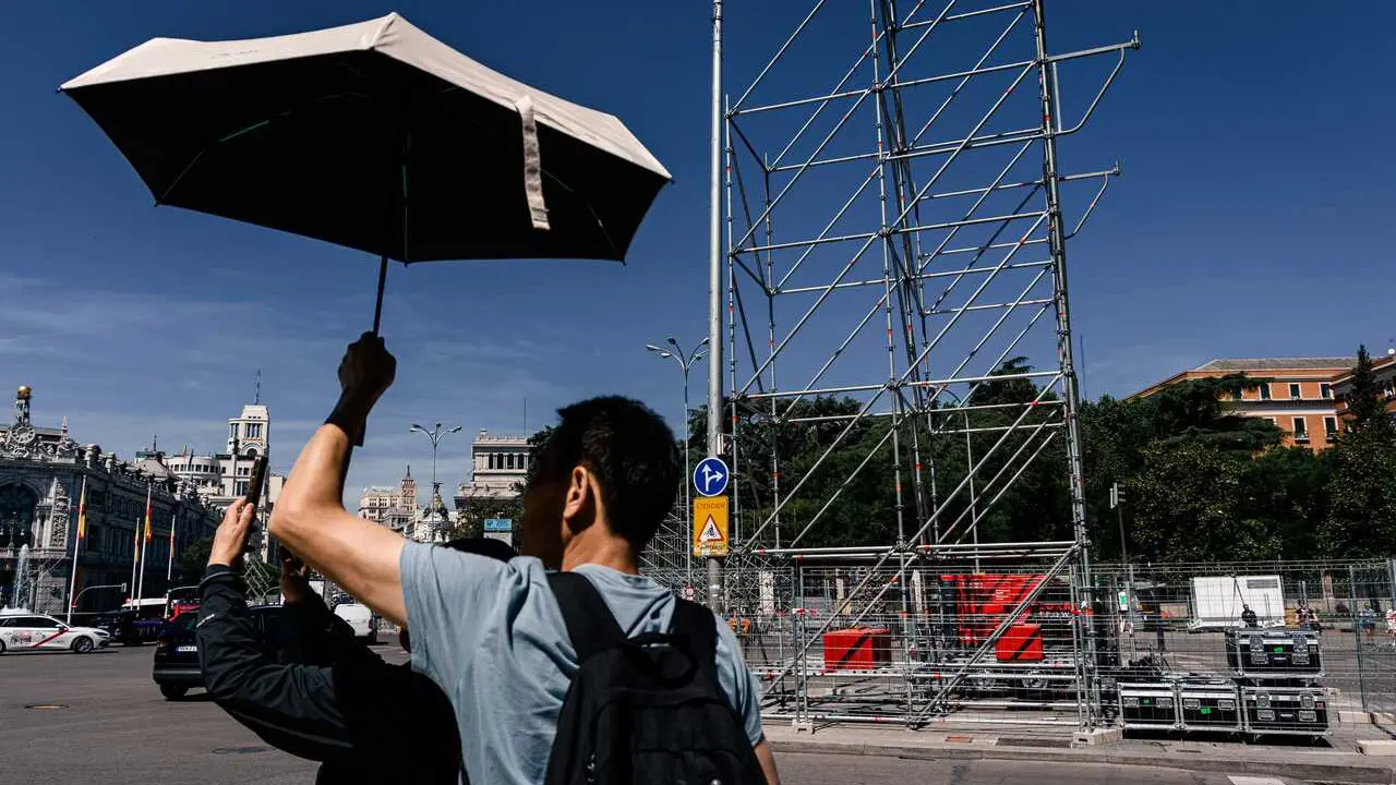 Contin&uacute;an los preparativos para la visita del Papa, en la plaza de Cibeles, a 28 de mayo de 2026, en Madrid (Espa&ntilde;a). 