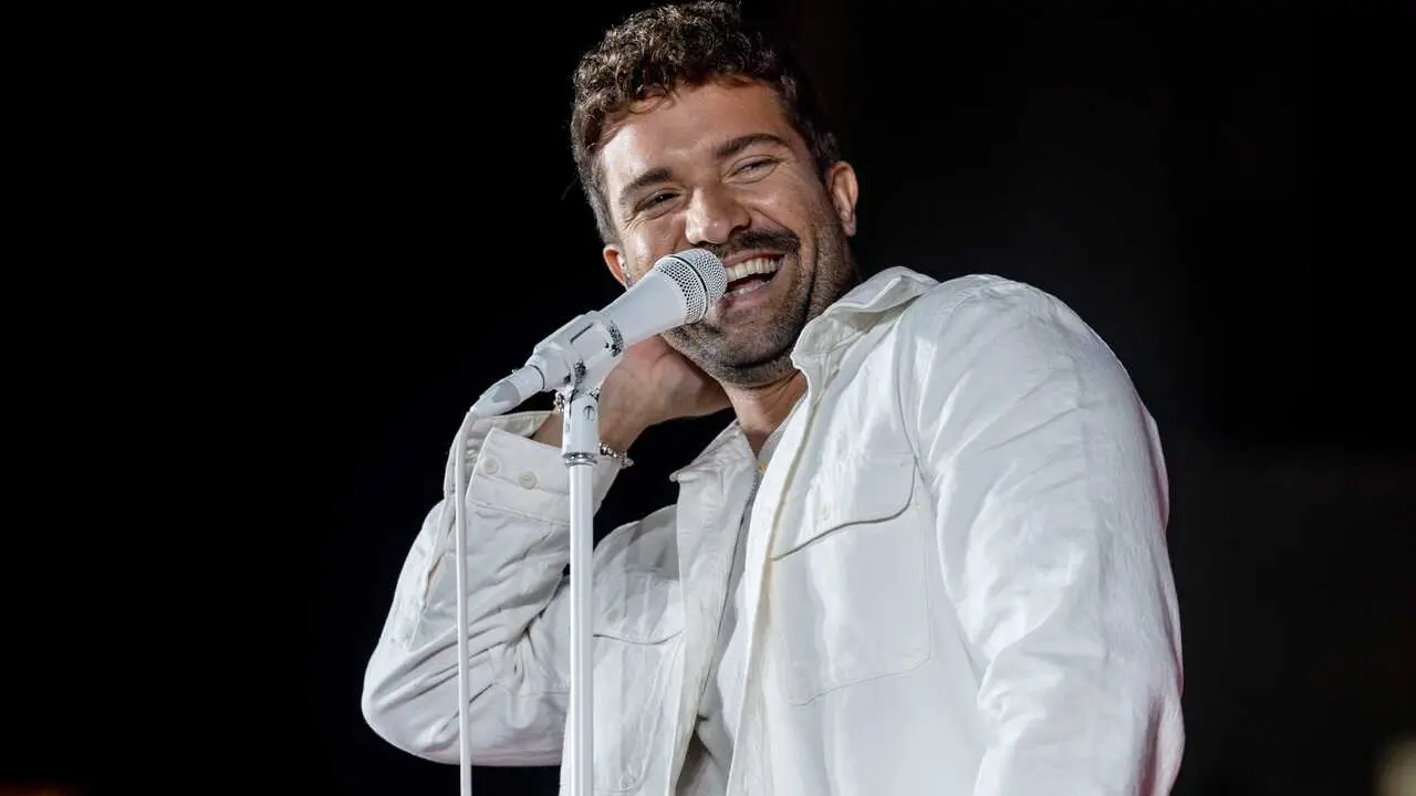 Archivo - El cantante Pablo Albor&aacute;n durante un concierto gratuito en la Puerta del Sol. Imagen de archivo. 