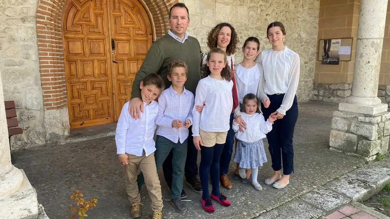 Alicia, Alejandro y sus seis hijos acogen a un grupo de peregrinos por la visita del Papa a Espa&ntilde;a.