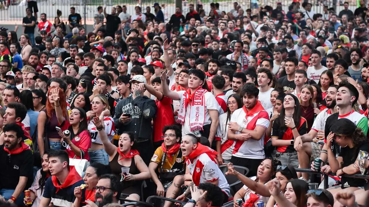 Varios aficionados ven la final de la UEFA Conference League entre el Rayo Vallecano y el Crystal Palace, en el estadio de f&uacute;tbol de Vallecas, a 27 de mayo de 2026, en Madrid (Espa&ntilde;a). 