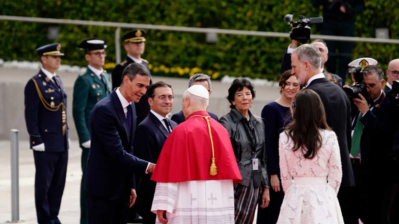 Los Reyes Felipe y Letizia y el presidente del Gobierno, Pedro S&aacute;nchez, reciben al Papa Le&oacute;n XIV en el Aeropuerto Adolfo Su&aacute;rez Madrid-Barajas.