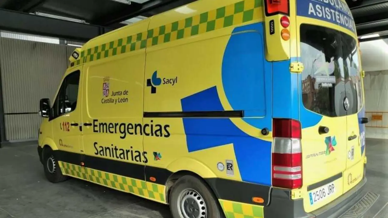 Archivo - Imagen de archivo de una ambulancia soporte vital b&aacute;sico de Castilla y Le&oacute;n.