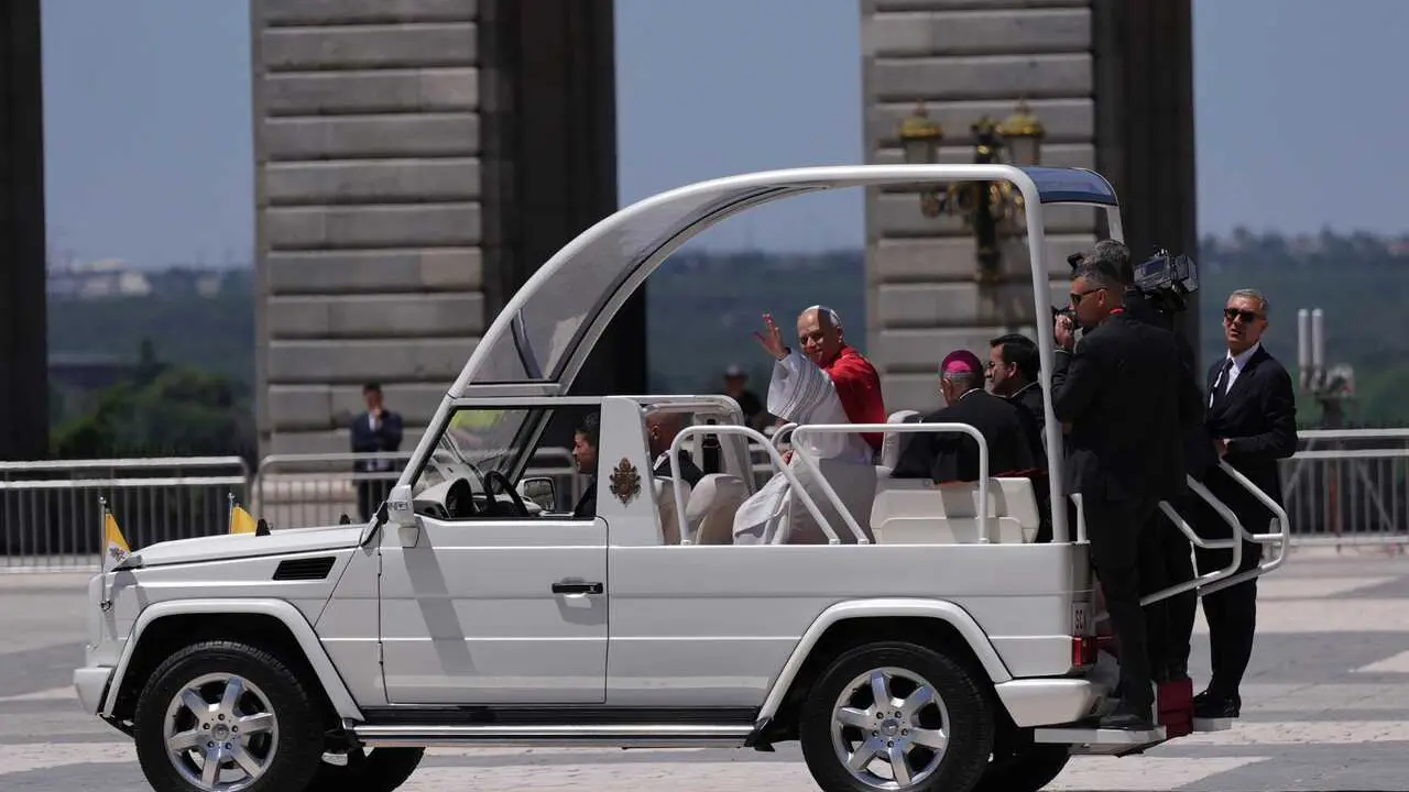 El Papa Le&oacute;n XIV saluda desde el papam&oacute;vil tras su ceremonia de bienvenida en el Palacio Real, a 6 de junio de 2026, en Madrid (Espa&ntilde;a). La recepci&oacute;n re&uacute;ne a las m&aacute;ximas autoridades del Estado y de la Iglesia cat&oacute;lica en Espa&ntilde;a y marca el inicio oficial d