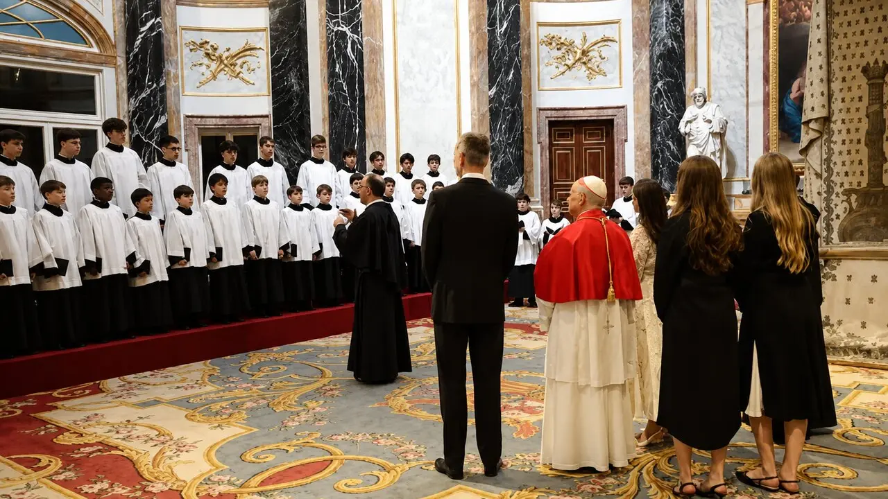 La Escolan&iacute;a de El Escorial interpreta varias piezas musicales ante el papa Le&oacute;n XIV y la Familia Real durante su visita a la Capilla Real del Palacio Real de Madrid.