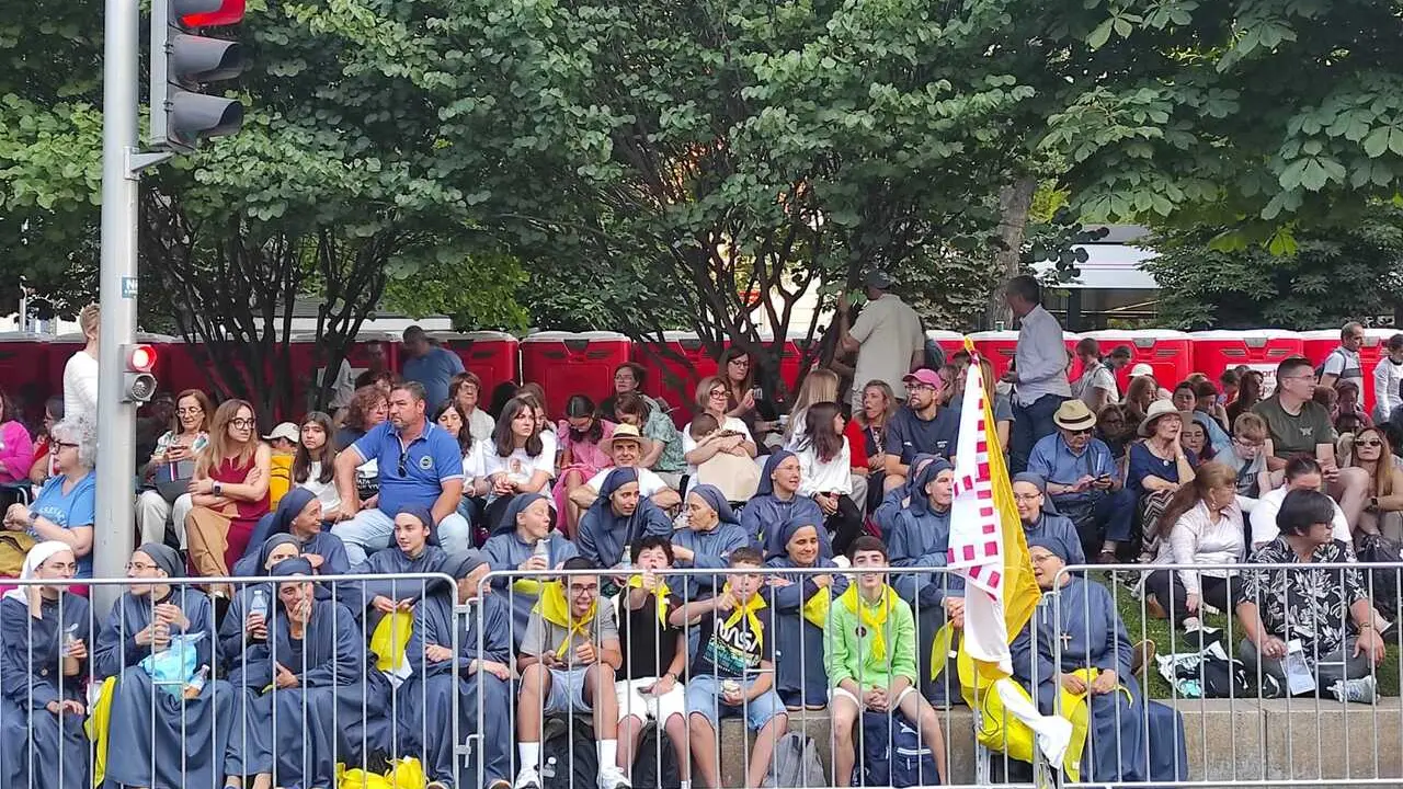 J&oacute;venes esperan al Papa en los alrededores de Cibeles, en Madrid a 7 de junio de 2026