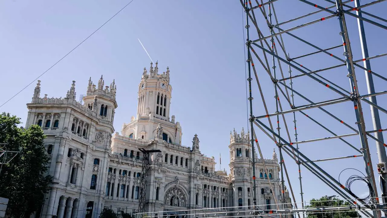 Contin&uacute;an los preparativos para la visita del Papa, en la plaza de Cibeles, a 28 de mayo de 2026, en Madrid (Espa&ntilde;a). Madrid afronta importantes restricciones de tr&aacute;fico entre el 3 y el 9 de junio por los preparativos y la visita del Papa Le&oacute;n XIV, con es