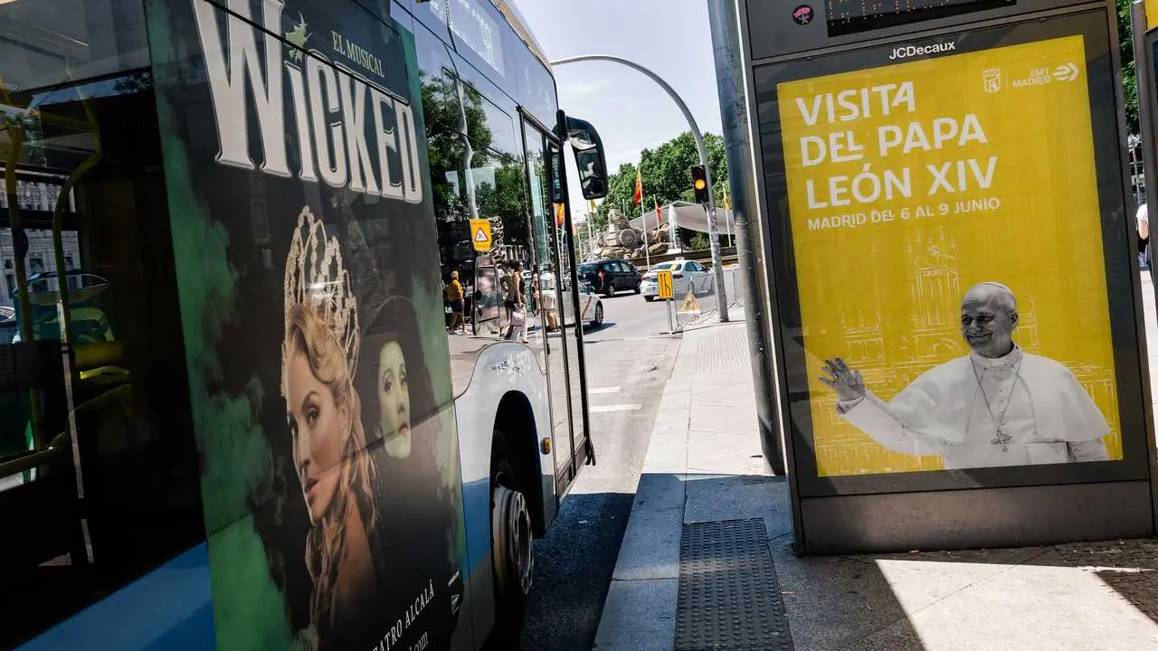 Archivo.- Cartel publicitario de la visita del Papa, en la plaza de Cibeles
