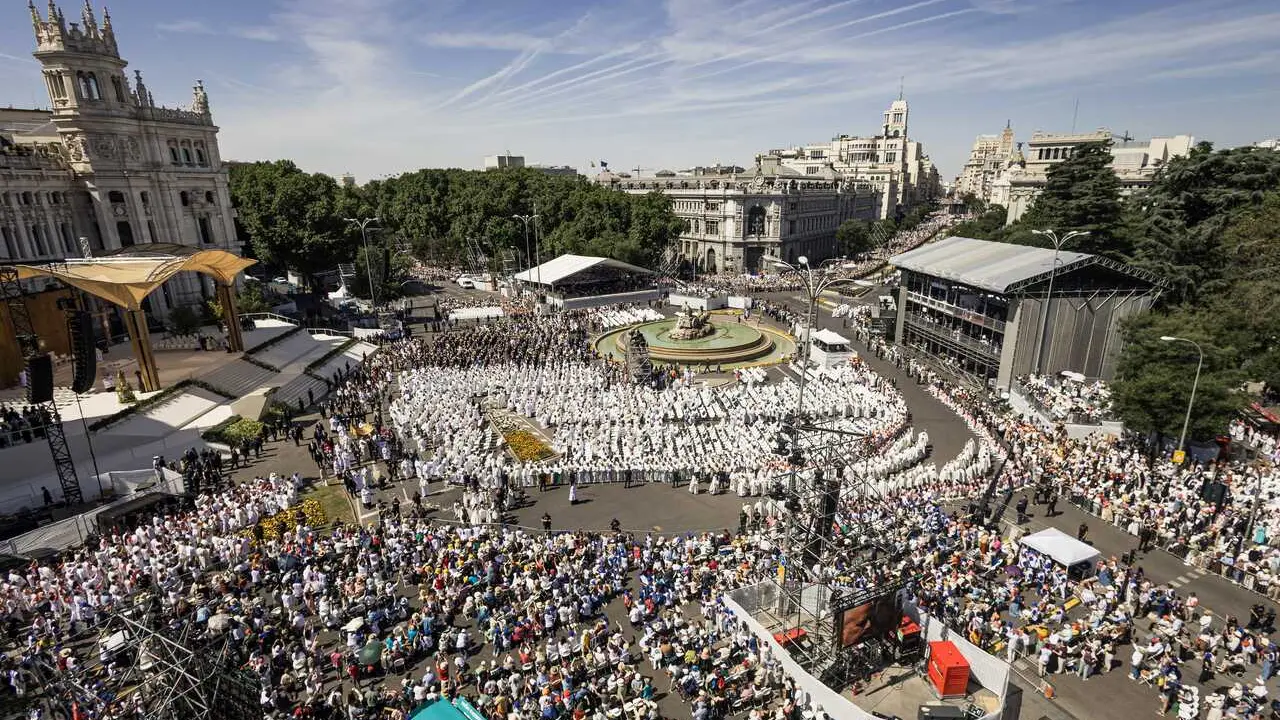 Decenas de personas participan en la misa de Corpus Christi presidida por el Papa Le&oacute;n XIV, en la plaza de Cibeles