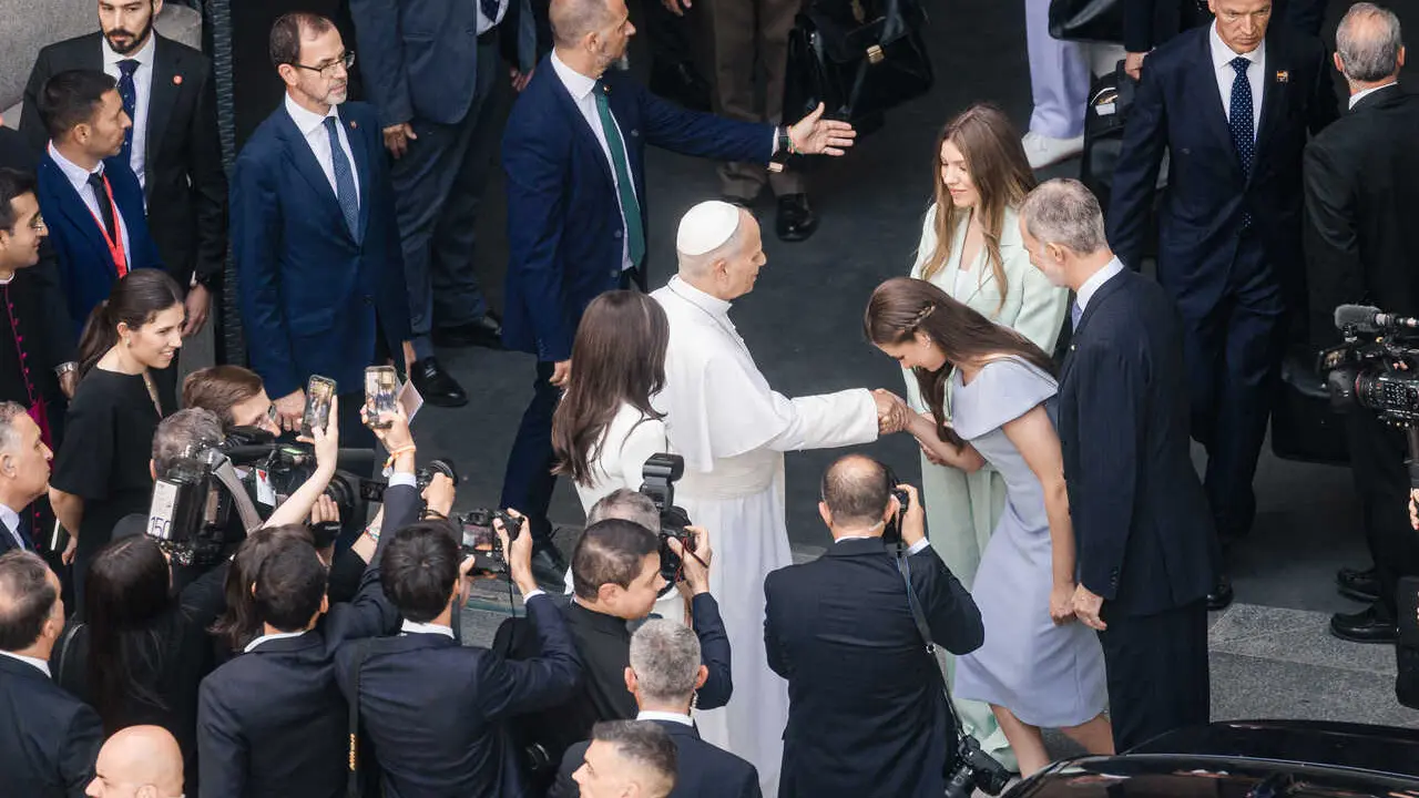 El Rey Felipe VI, la Reina Letizia, la Princesa Leonor y la Infanta Sof&iacute;a y el Papa Le&oacute;n XIV se despiden al t&eacute;rmino de la misa de Corpus Christi, en la plaza de Cibeles, a 7 de junio de 2026, en Madrid (Espa&ntilde;a). 