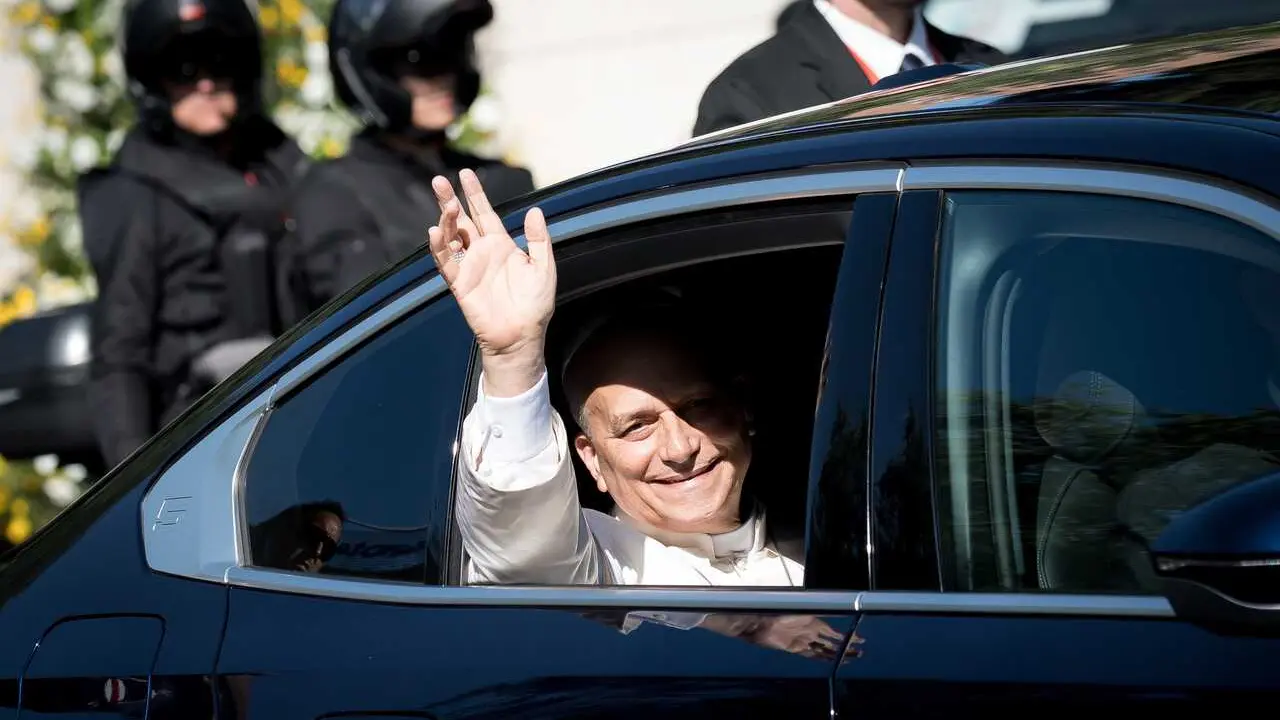 El Papa Le&oacute;n XIV sale de la sede de la Nunciatura Apost&oacute;lica, a 6 de junio de 2026, en Madrid (Espa&ntilde;a). El Papa Le&oacute;n XIV ha llegado a la Nunciatura Apost&oacute;lica en Madrid alrededor de las 14:17 horas, recibido entre aplausos y v&iacute;tores de cerca de 600 person