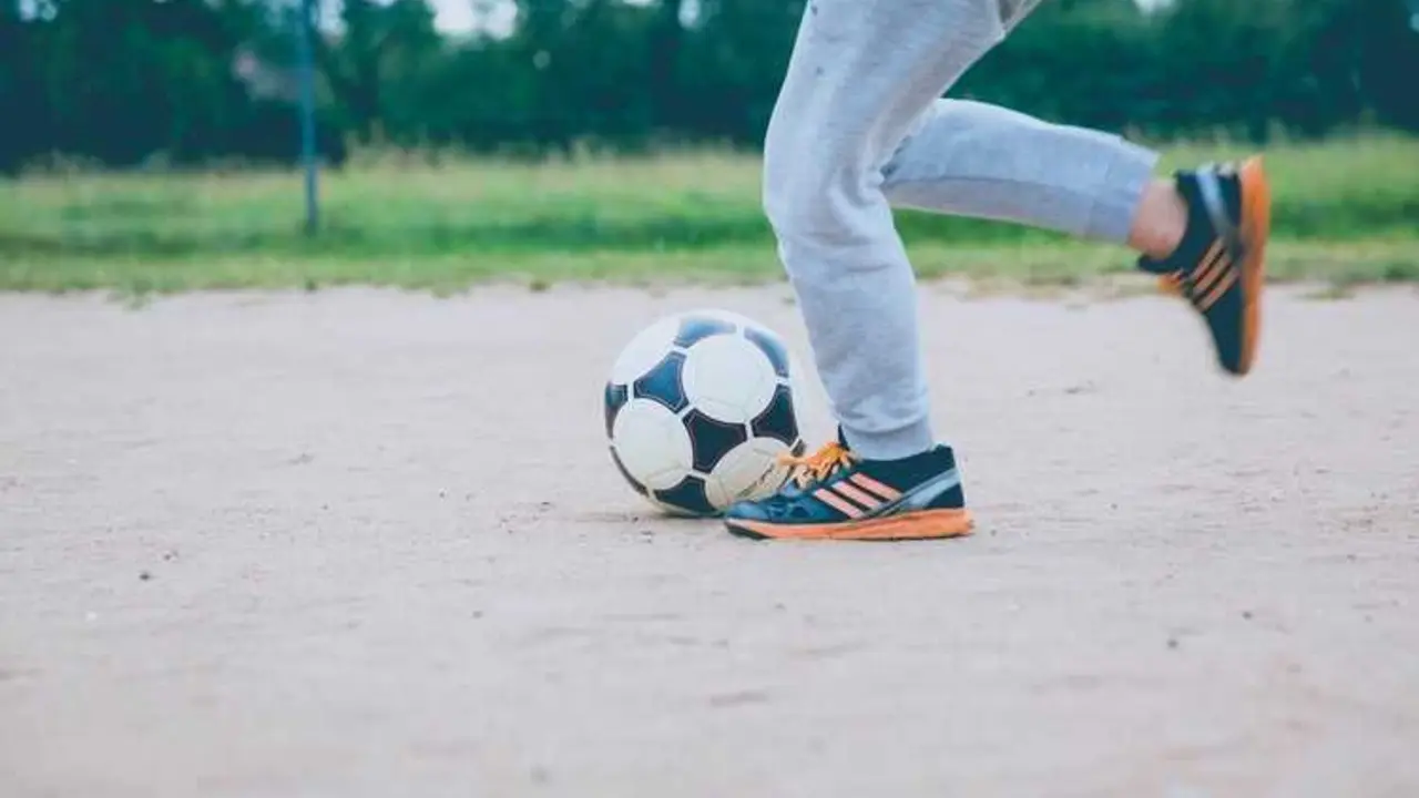 Archivo - Imagen de recurso de una persona jugando al f&uacute;tbol.