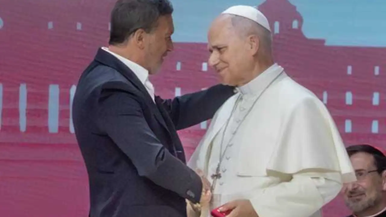 El actor Antonio Banderas, participa en el encuentro 'Tejer redes con el mundo de la cultura, la educaci&oacute;n, la empresa y el deporte', junto al Papa Le&oacute;n XIV, en el Movistar Arena, a 6 de junio de 2026, en Madrid (Espa&ntilde;a).