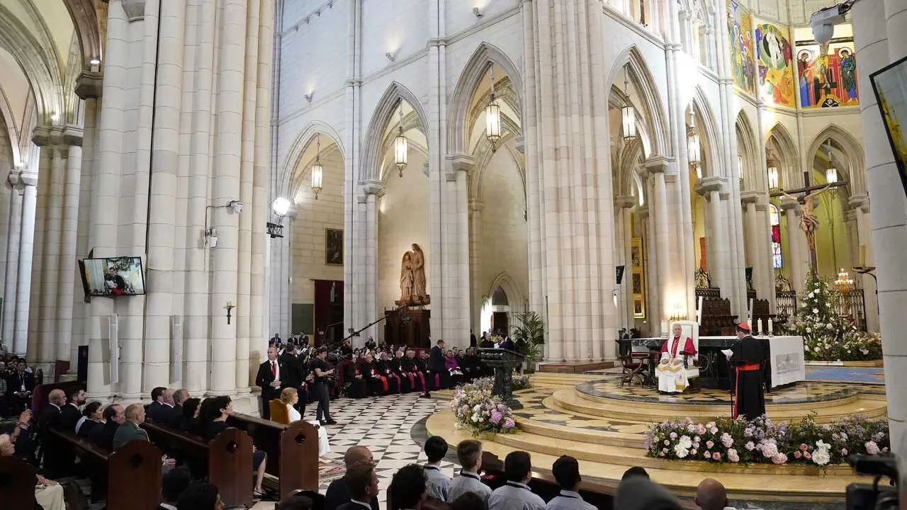 El Papa Le&oacute;n XIV asiste a la oraci&oacute;n y homenaje a la Virgen de la Almudena, en la Catedral de Santa Mar&iacute;a de la Almudena, a 8 de junio de 2026, en Madrid (Espa&ntilde;a). 