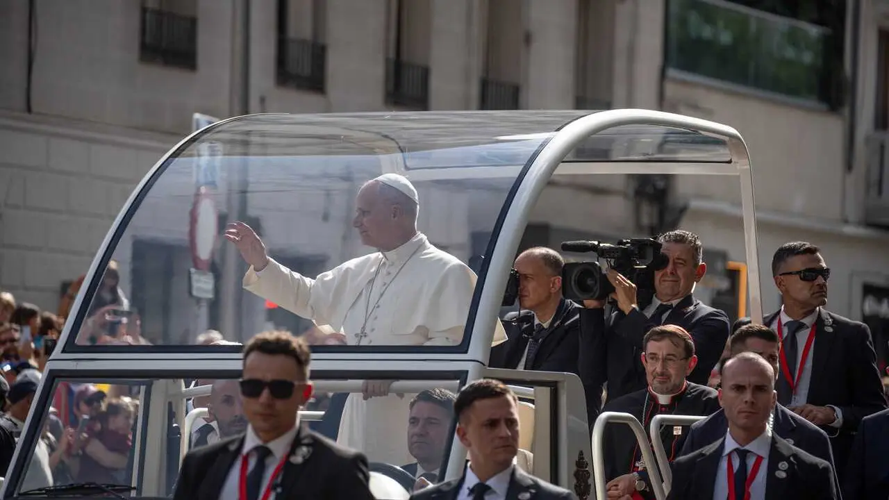 El Papa Le&oacute;n XIV llega en el Papam&oacute;vil al Movistar Arena, a 7 de junio de 2026, en Madrid (Espa&ntilde;a). El encuentro titulado &lsquo;Tejer redes con el mundo de la cultura, la educaci&oacute;n, la empresa y el deporte&rsquo; re&uacute;ne a representantes de distintos &aacute;mbitos para refl