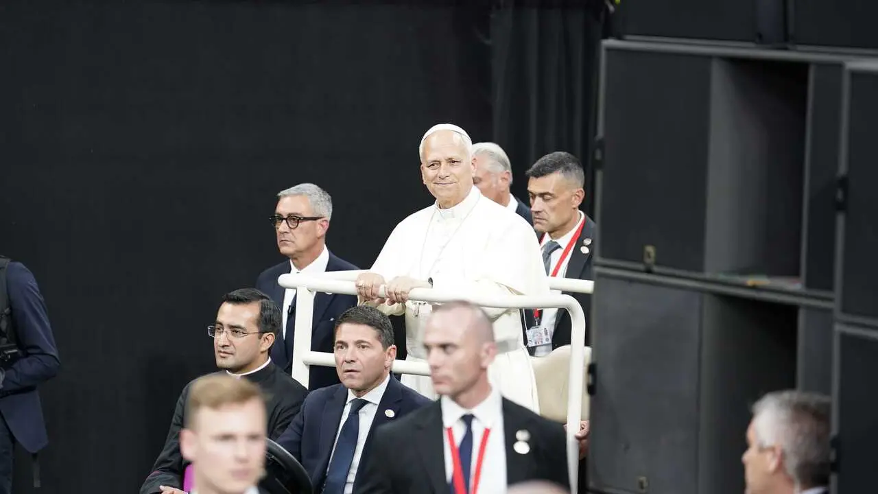 El Papa Le&oacute;n XIV a su llegada al encuentro con la comunidad diocesana, en el Estadio Bernab&eacute;u, 