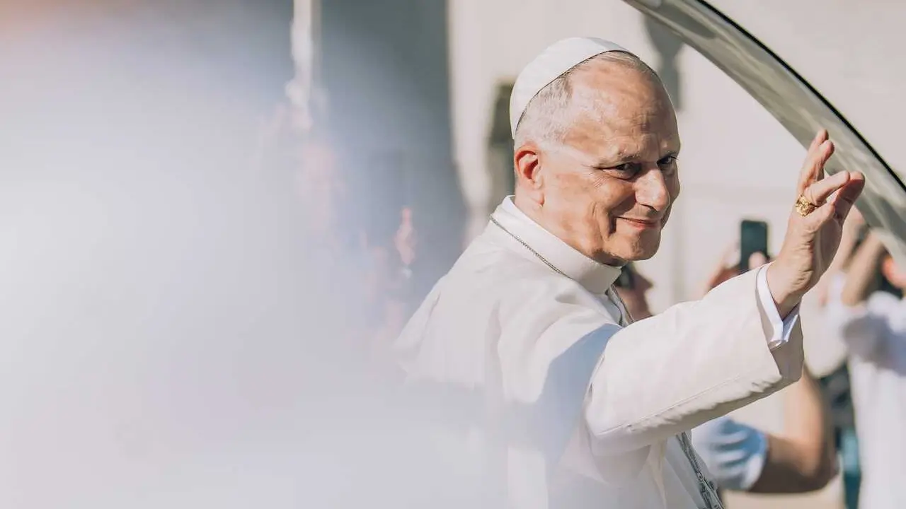 El Papa Le&oacute;n XIV a su paso por el Congreso de los Diputados en el papam&oacute;vil, a 8 de junio de 2026, en Madrid (Espa&ntilde;a). El Papa Le&oacute;n XIV ha pasado con el papam&oacute;vil por la Puerta del Sol camino del Estado Santiago Bernab&eacute;u.