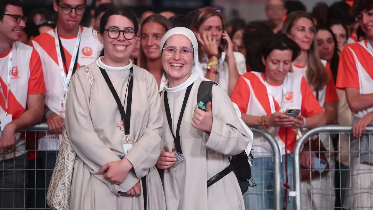 Voluntarios esperan la llegada del Papa a Ifema Madrid, a 9 de junio de 2026, en Madrid (Espa&ntilde;a). 