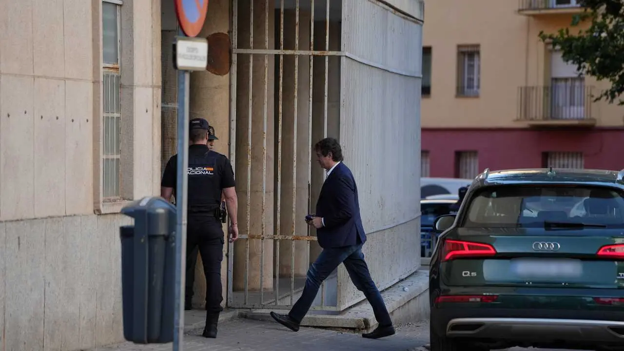 El hermano del presidente, David S&aacute;nchez, llega a la Audiencia Provincial de Badajoz en la &uacute;ltima sesi&oacute;n del juicio por su contrataci&oacute;n en la Diputaci&oacute;n de Badajoz 