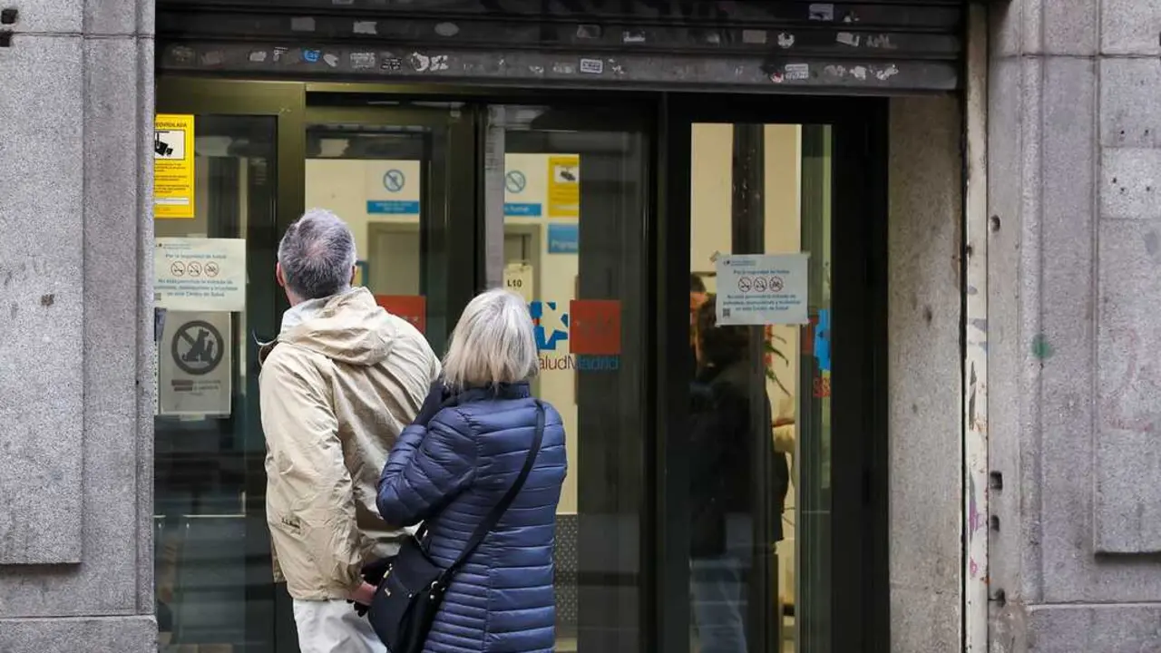 Archivo - Varias personas a su salida de un centro de salud en Madrid 