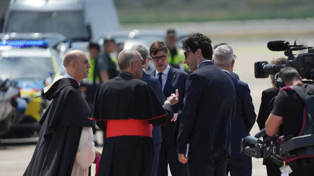 El presidente de la Generalitat de Catalunya, Salvador Illa (c); ante la llegada del Papa Le&oacute;n XIV al Aeropuerto 