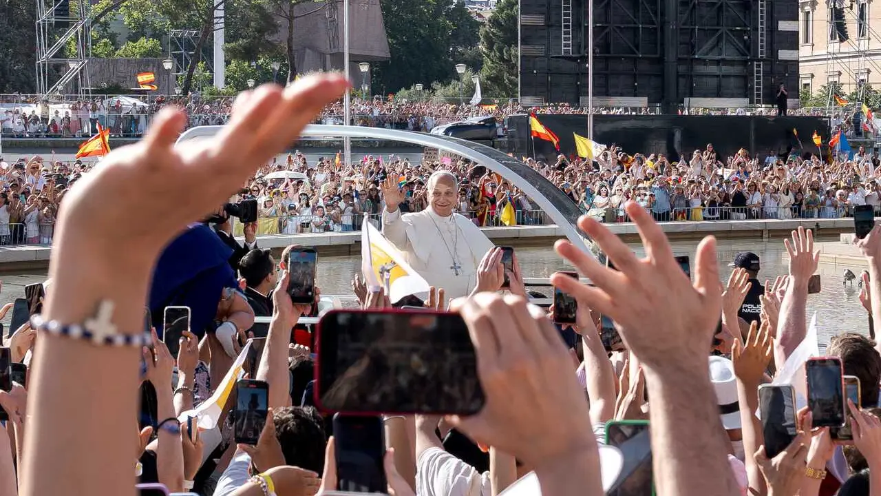 El Papa Le&oacute;n XIV saluda desde el papam&oacute;vil, en la plaza de Col&oacute;n, a 7 de junio de 2026, en Madrid (Espa&ntilde;a).