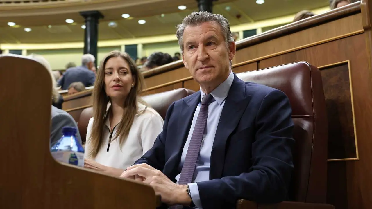 El presidente del PP, Alberto N&uacute;&ntilde;ez Feij&oacute;o, y la portavoz del PP en el Congreso, Ester Mu&ntilde;oz, durante una sesi&oacute;n de control al Gobierno, en el Congreso de los Diputados, a 10 de junio de 2026, en Madrid (Espa&ntilde;a). 