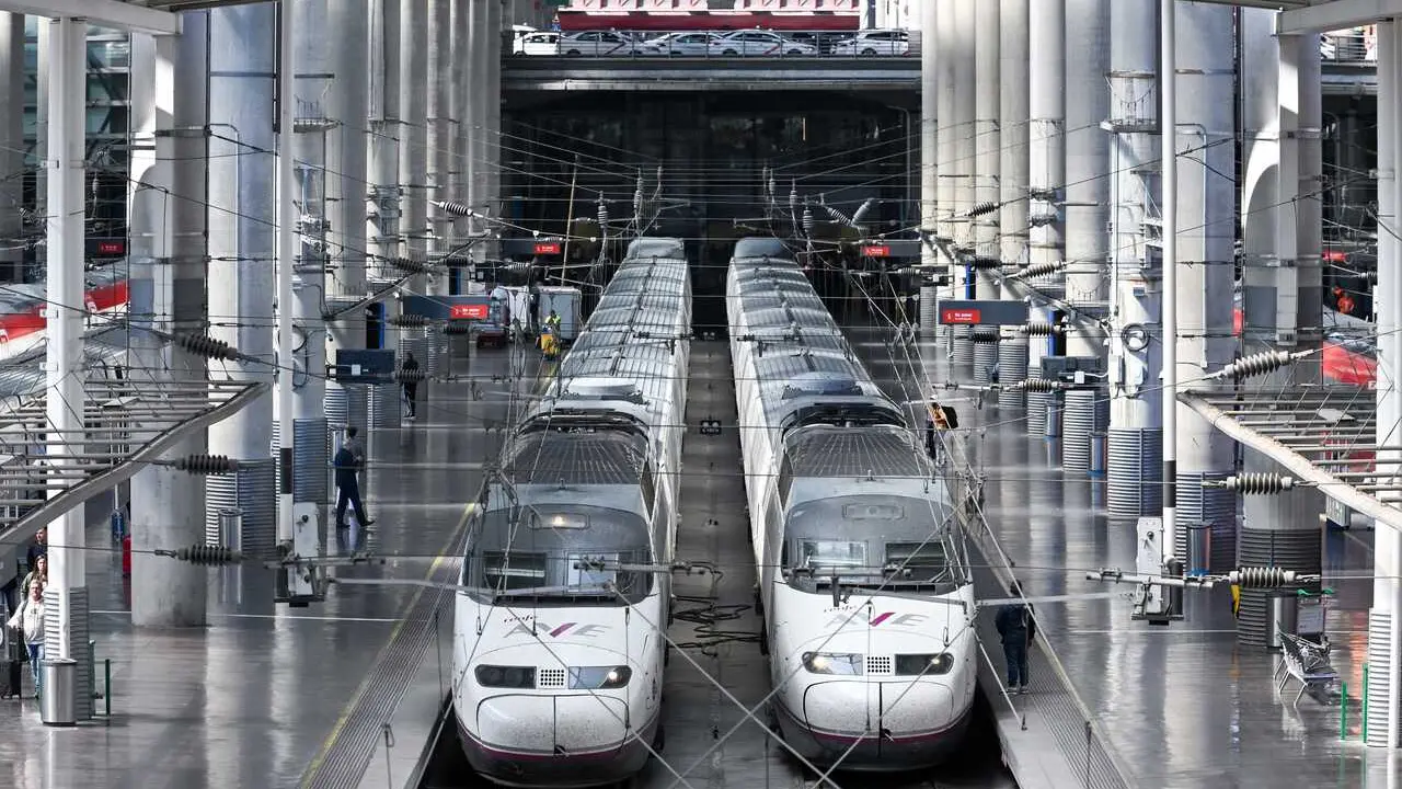 Archivo - Trenes AVE de Renfe