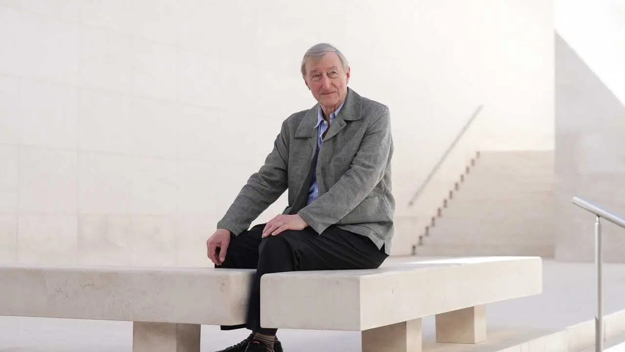 El escritor brit&aacute;nico, Julian Barnes, en una imagen de archivo del 12 de mayo de 2026, en Barcelona.