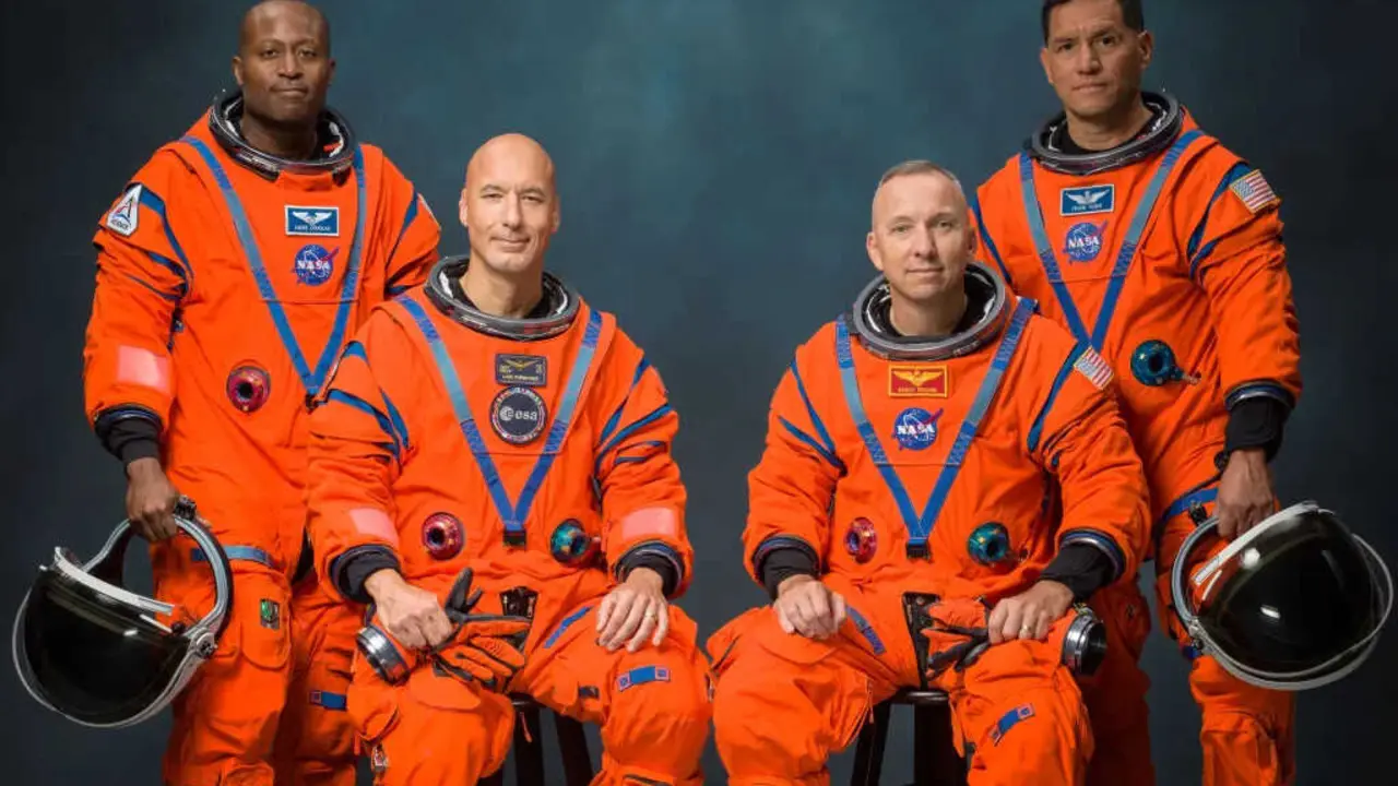 La tripulaci&oacute;n de Artemis III posa para una foto oficial en sus trajes espaciales naranjas (de izquierda a derecha: Andre Douglas, Luca Parmitano, Randy Bresnik y Frank Rubio).