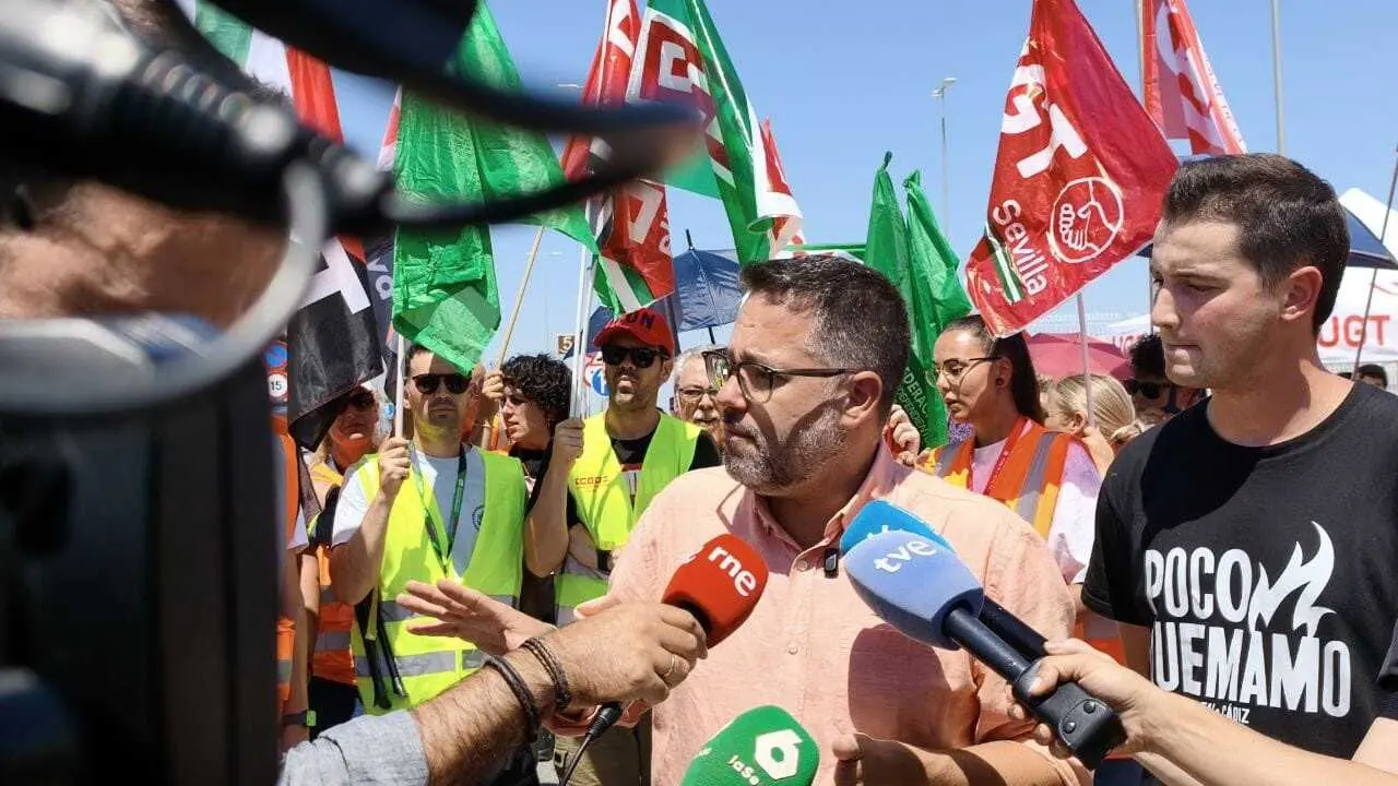 El portavoz de Adelante Andaluc&iacute;a, Jos&eacute; Ignacio Garc&iacute;a, en una atenci&oacute;n a los medios.