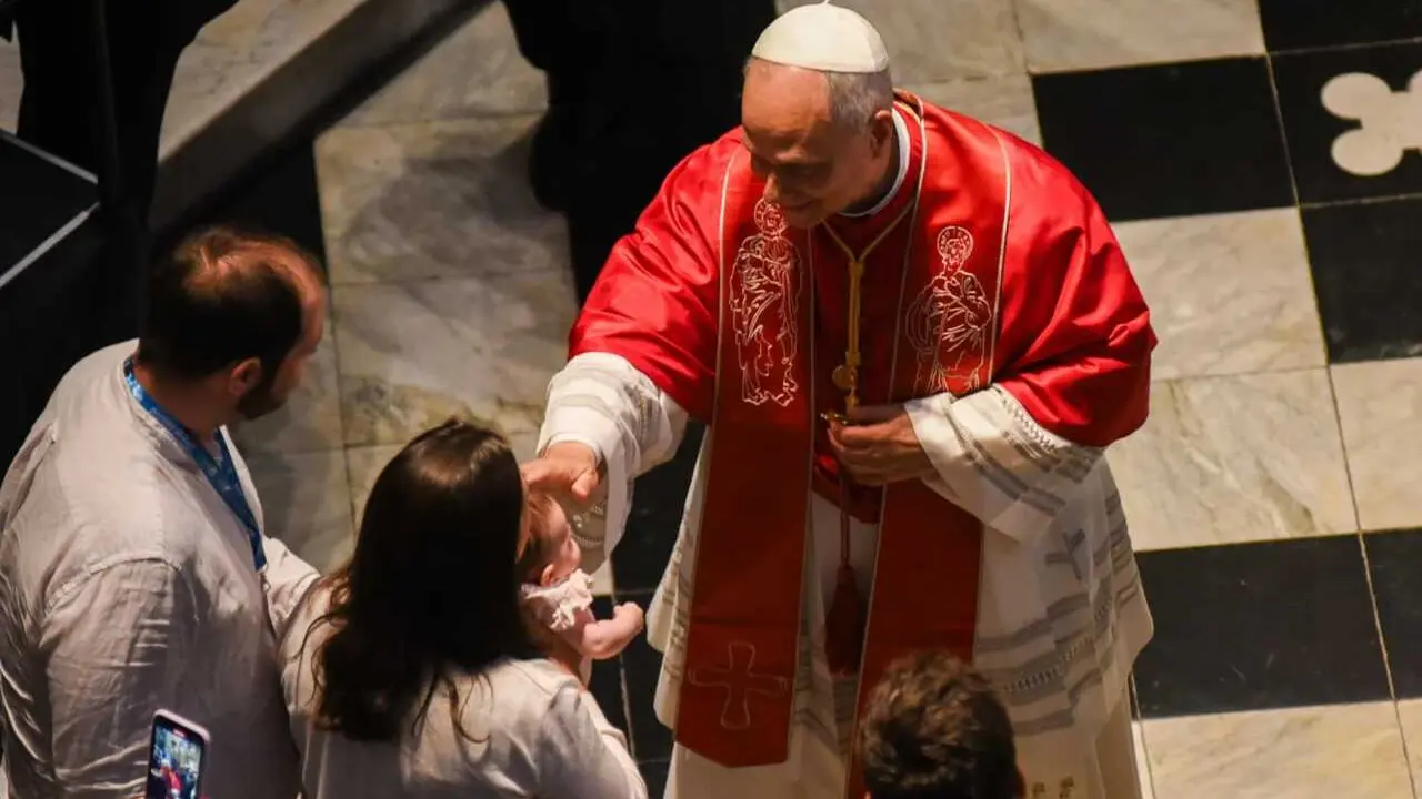 El Papa Le&oacute;n XIV bendice a un beb&eacute; en la Abad&iacute;a de Montserrat