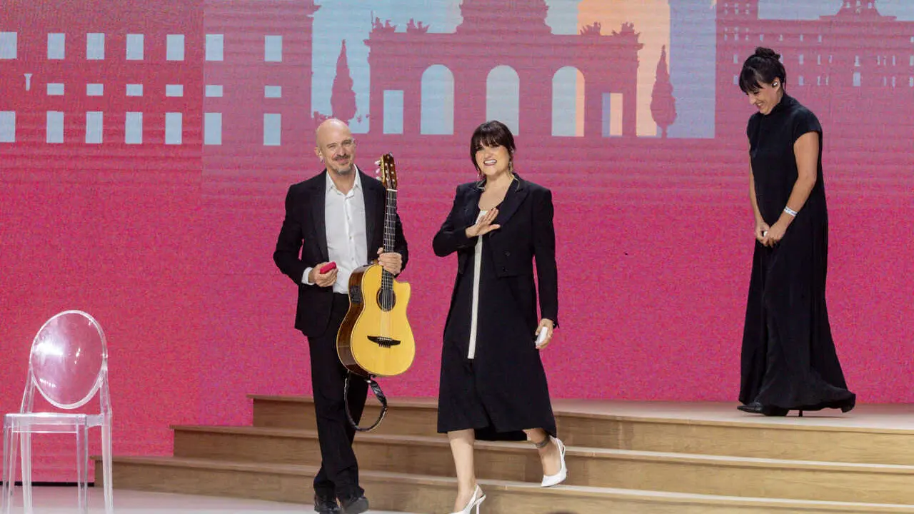 La cantante Rozalen (c) participa en el encuentro 'Tejer redes con el mundo de la cultura, la educaci&oacute;n, la empresa y el deporte', junto al Papa Le&oacute;n XIV, en el Movistar Arena.