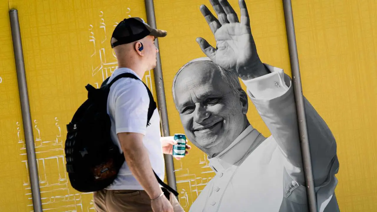 Cartel publicitario de la visita del Papa, en la plaza de Cibeles, a 28 de mayo de 2026, en Madrid (Espa&ntilde;a). Madrid afronta importantes restricciones de tr&aacute;fico entre el 3 y el 9 de junio por los preparativos y la visita del Papa Le&oacute;n XIV, con especial im