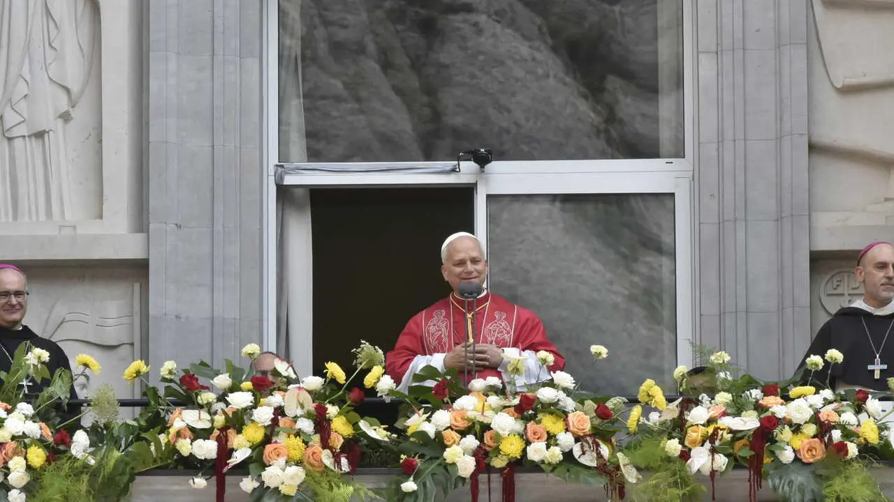 El Papa Le&oacute;n XIV saluda desde un balc&oacute;n durante la celebraci&oacute;n de la oraci&oacute;n del Santo Rosario, a 10 de junio de 2026, en la Abad&iacute;a de Nuestra Se&ntilde;ora de Montserrat, Barcelona, Catalunya (Espa&ntilde;a). 