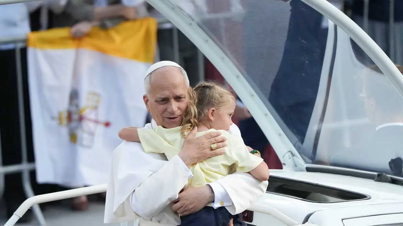 El Papa Le&oacute;n XIV abraza a una ni&ntilde;a a su llegada a la vigilia de oraci&oacute;n, en el Estadio Ol&iacute;mpico Llu&iacute;s Companys, a 9 de junio de 2026, en Barcelona, Catalunya (Espa&ntilde;a). Esta vigilia es uno de los actos m&aacute;s destacados durante la estancia del Pont&iacute;fice en la