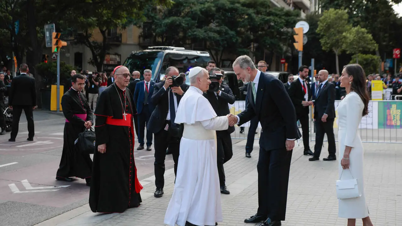 El Papa Le&oacute;n XIV (c) saluda al Rey Felipe VI (2i) a su llegada a la celebraci&oacute;n de la Santa Misa presidida por el Papa Le&oacute;n XIV, a 10 de junio de 2026, en Barcelona, Catalunya (Espa&ntilde;a). 