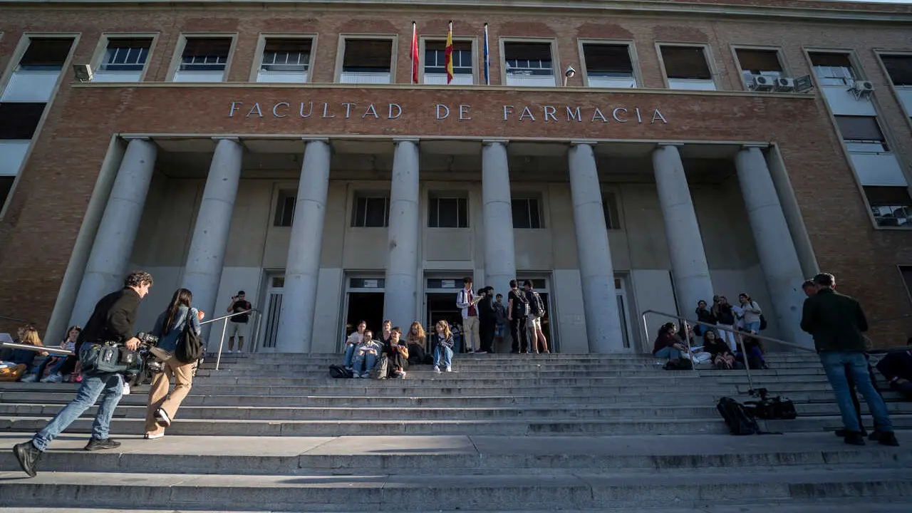 Archivo - Un grupo de estudiantes frente a las puertas de la Facultad de Farmacia de la Universidad Complutense (UCM),  