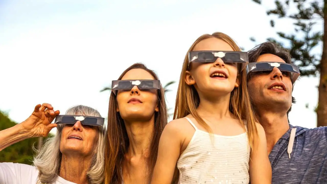 Gente con gafas para ver el eclipse 