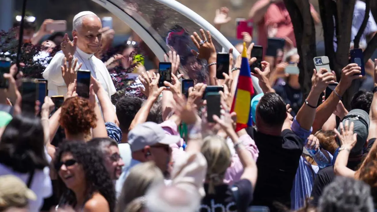 El Papa Le&oacute;n XIV saluda desde el papam&oacute;vil tras la ceremonia de entrega de las llaves de la ciudad, a 11 de junio de 2026, en Las Palmas de Gran Canaria, Islas Canarias (Espa&ntilde;a).