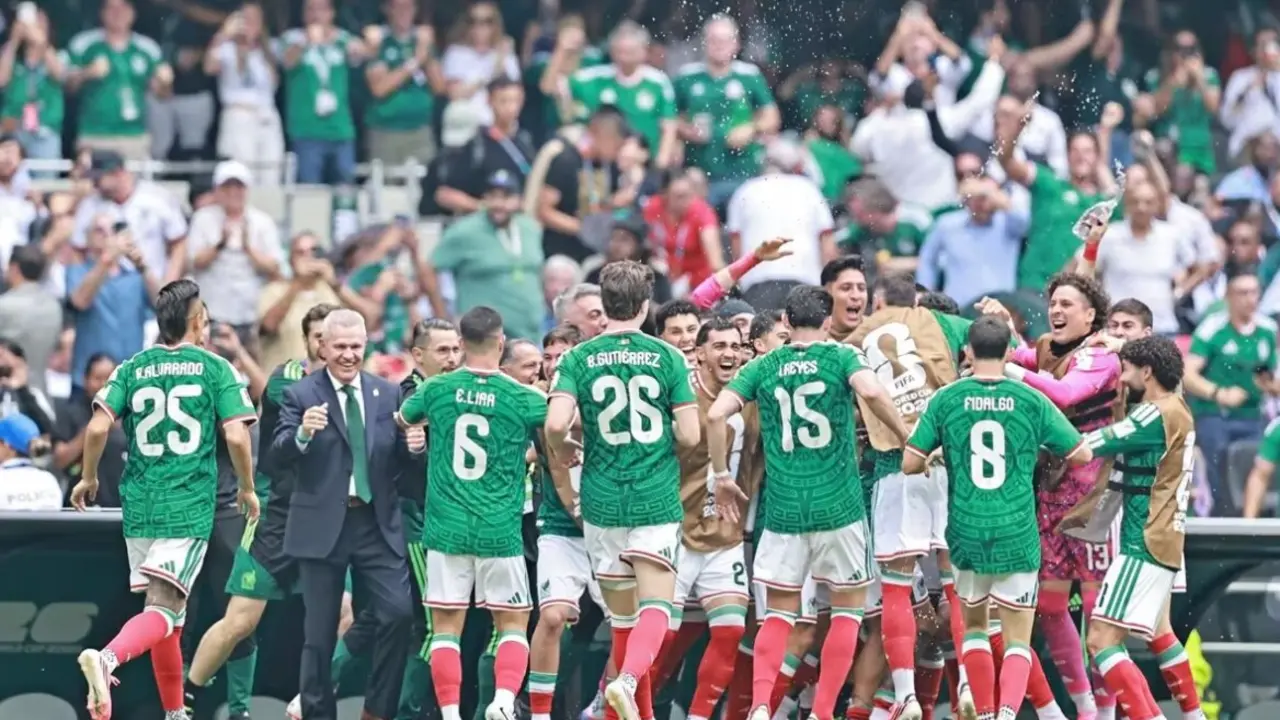 M&eacute;xico celebrando su victoria en la inauguraci&oacute;n del Mundial