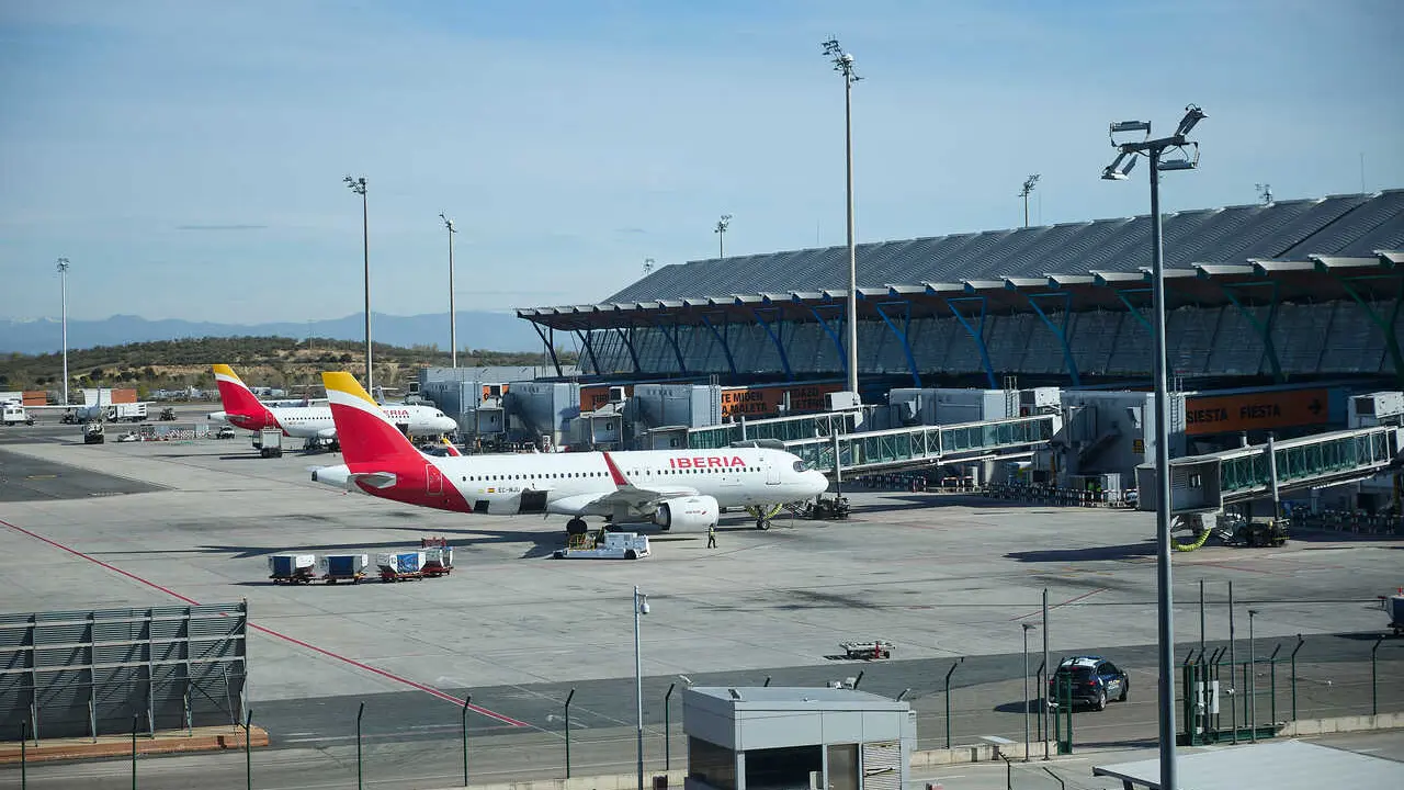 Archivo - Aviones en la Terminal T4 del Aeropuerto Adolfo Su&aacute;rez Madrid-Barajas, a 30 de marzo de 2026, en Madrid (Espa&ntilde;a). 