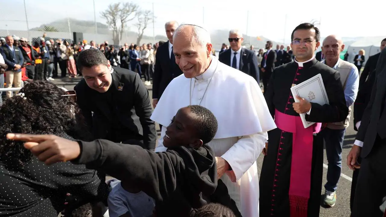 El Papa Le&oacute;n XIV durante un encuentro con migrantes en el Centro Las Ra&iacute;ces, a 12 de junio de 2026, en San Crist&oacute;bal de La Laguna, Santa Cruz de Tenerife, Islas Canarias (Espa&ntilde;a). El Papa Le&oacute;n XIV visita el Centro de Acogida de Emergencia y Derivaci&oacute;n Las