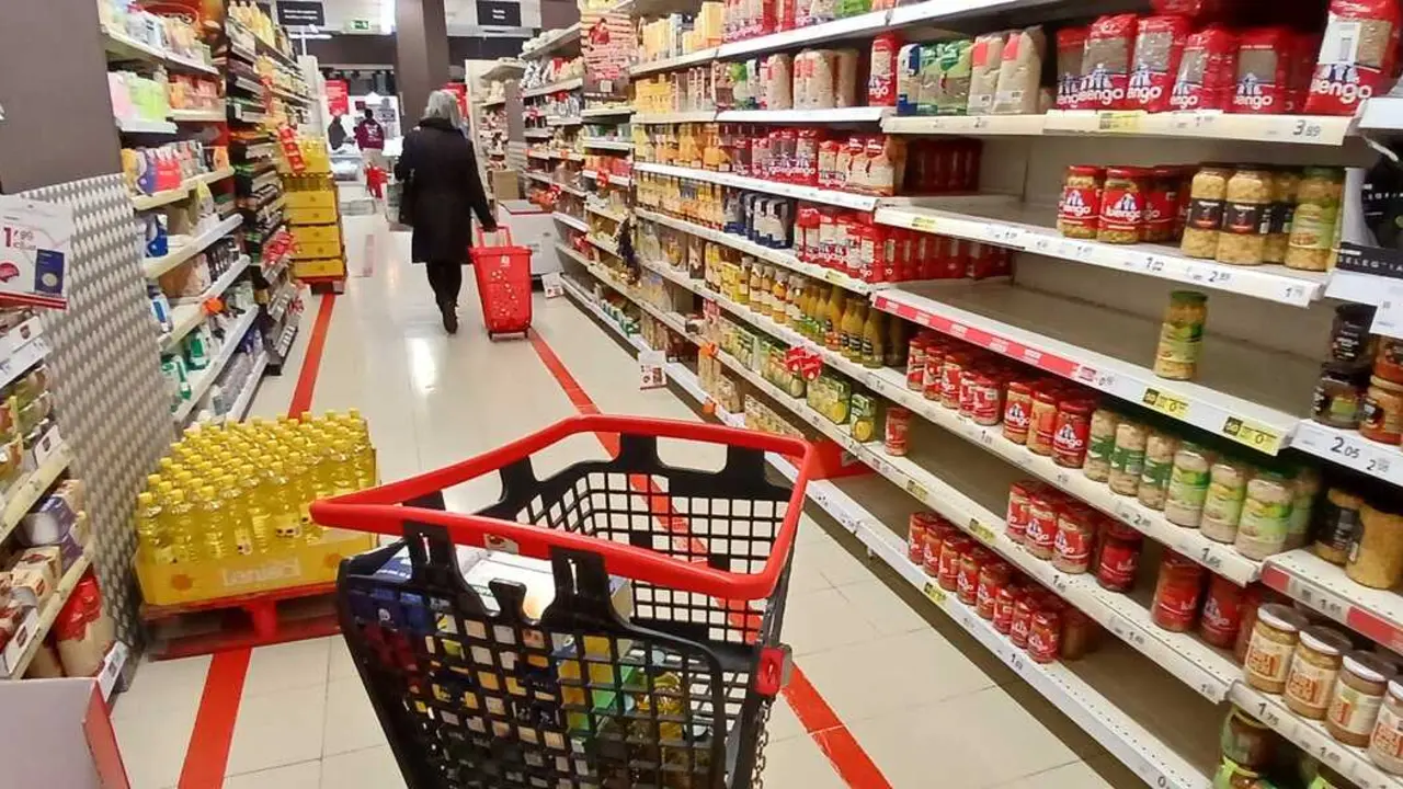 Archivo - Carro de la compra en un supermercado.