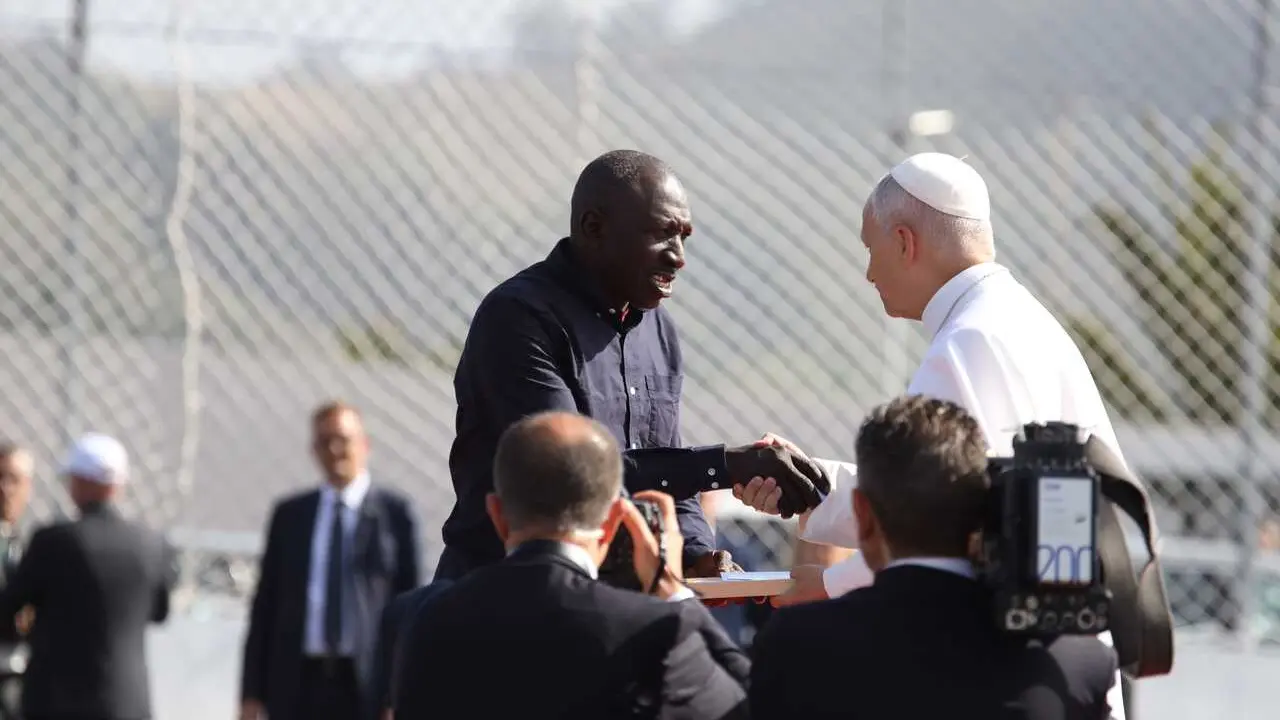 El Papa Le&oacute;n XIV durante un encuentro con migrantes en el Centro Las Ra&iacute;ces, a 12 de junio de 2026, en San Crist&oacute;bal de La Laguna, Santa Cruz de Tenerife, Islas Canarias (Espa&ntilde;a). El Papa Le&oacute;n XIV visita el Centro de Acogida de Emergencia y Derivaci&oacute;n Las