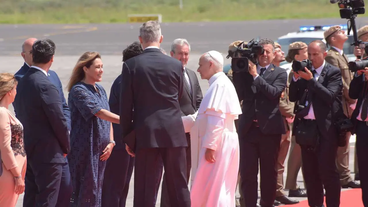 El Rey Felipe VI y el Papa Le&oacute;n XIV durante la celebraci&oacute;n de la ceremonia oficial de despedida al Papa Le&oacute;n XIV, en el Aeropuerto Internacional de Tenerife Norte-Los Rodeos, a 12 de junio de 2026, en San Crist&oacute;bal de La Laguna, Santa Cruz de Tenerife, Is