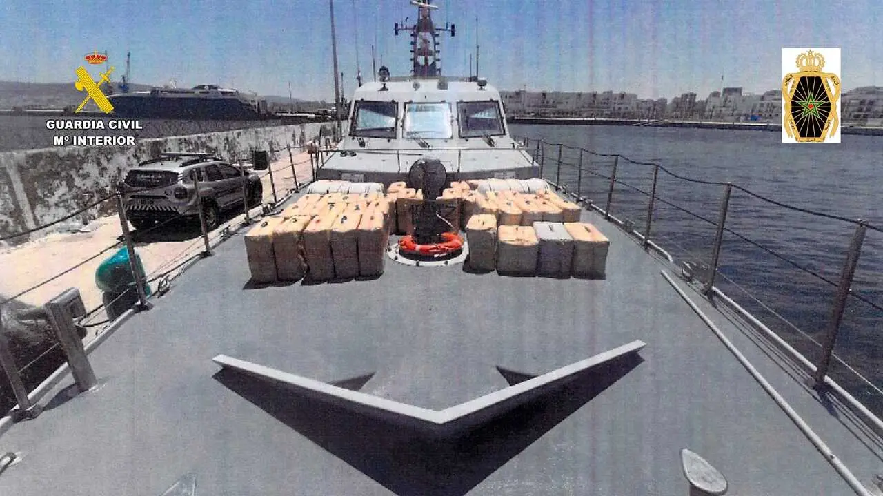 La Guardia Civil captura un alijo de casi 4.800 kilos de hach&iacute;s en el Estrecho, a 13 de junio de 2026.