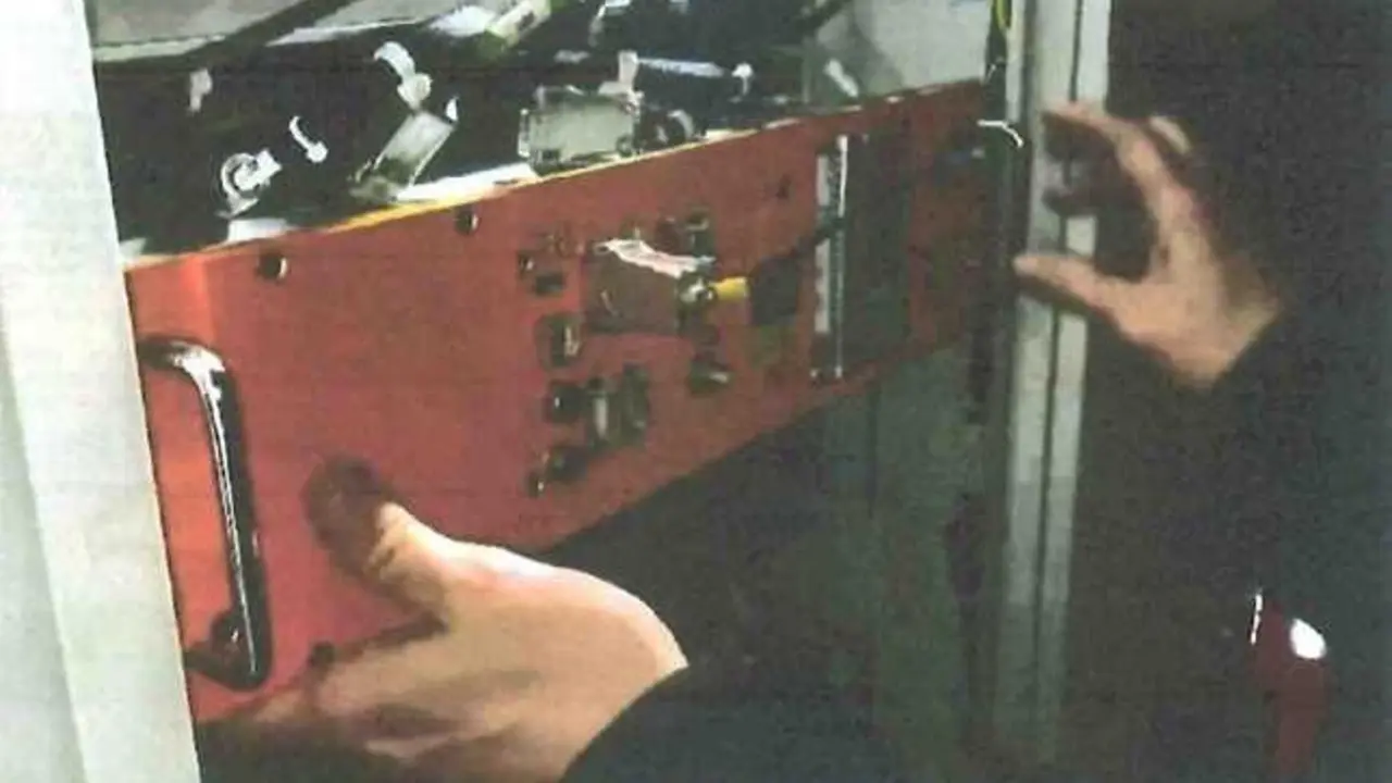 Caja negra del tren Iryo siniestrado en Adamuz en el momento de extraerla por el mantenedor del vag&oacute;n.