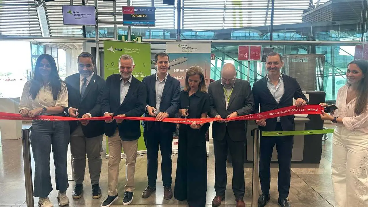 Corte de cinta protocolario de la inauguraci&oacute;n de la ruta Madrid-Toronto de Iberia, a 13 de junio de 2026.
