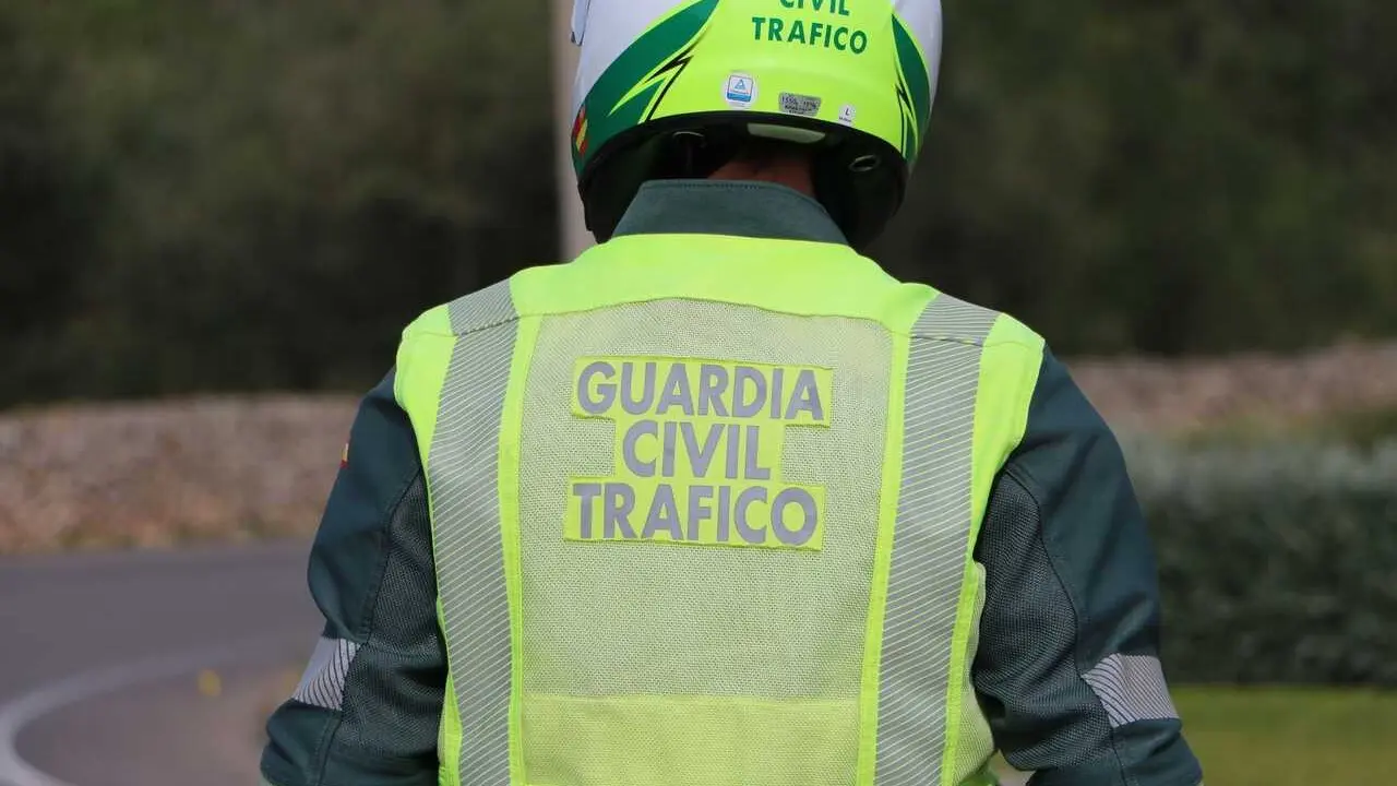 Archivo - Agente en un control de la Guardia Civil de Tr&aacute;fico.